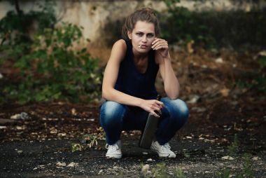 Sigara ve alkol açık havada oturan sarhoş kadın