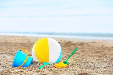 Çocukların kumsaldaki oyuncakları