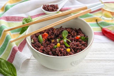 Kırmızı pirinç ve sebze ile kase 