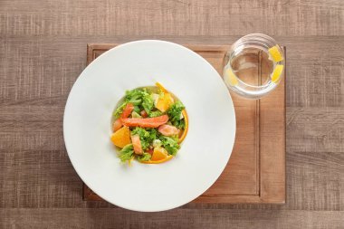 Lezzetli somon salata ile plaka 