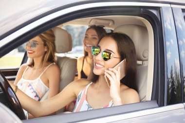 Güzel genç kadın arabada