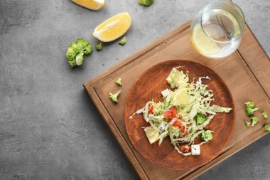 Plaka lezzetli sebze salatası ile