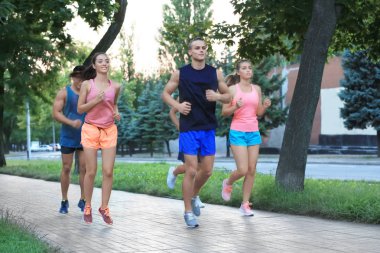 Sportif gençler yeşil Park'ta çalışan