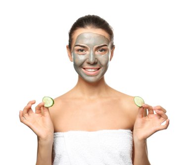 Yüz maskeli genç bir kadın. 