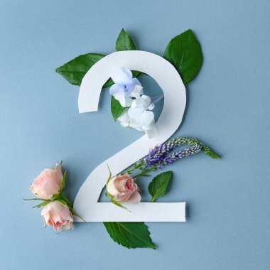 İki numara ile güzel çiçek kompozisyon