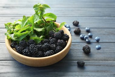 Taze nane ve olgun böğürtlen ile kase 