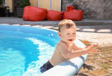 Şirin küçük çocuk.