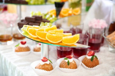 Tatlılar ve içecekler düğün için tablo