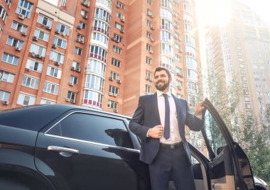  Şık elbiseli genç adam