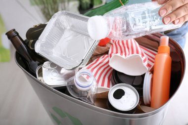 Genç kadın çöp kutusu içine plastik şişe atma yakın çekim
