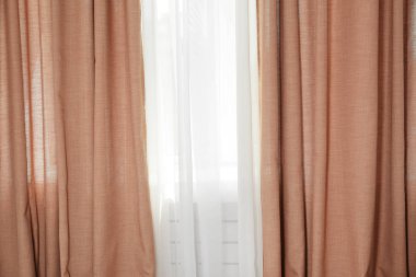 güzel perdeler ile pencere