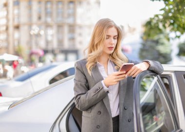 Cep telefonu olan kadın.