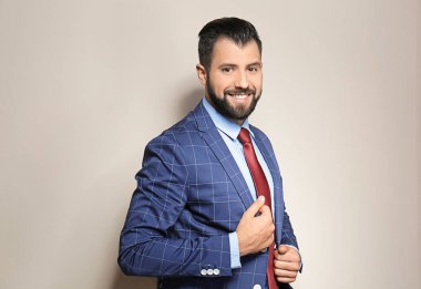 Işık arka plan üzerinde yakışıklı başarılı iş adamı