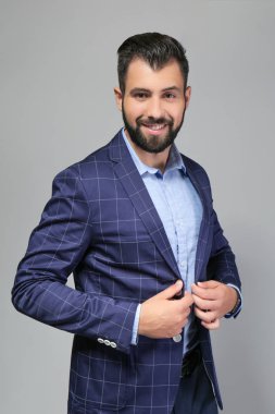 Işık arka plan üzerinde yakışıklı başarılı iş adamı