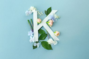 K harfi ve güzel çiçekler kompozisyonu 