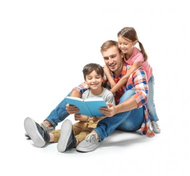 Genç adam ve küçük çocukları beyaz arka plan üzerinde kitap okuma