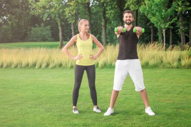 Eğitmen ile sportif delikanlı