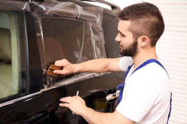 Alt araba penceresi dükkanda renklendirme