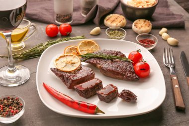 Plaka ile lezzetli ızgara biftek 