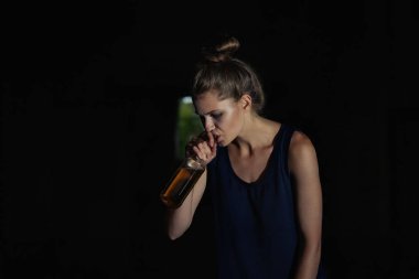 Terk edilmiş binada alkol kadın