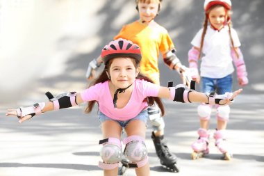 Sevimli kız paten skate Park