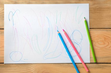 Ahşap arka plan üzerinde renkli soyut çocuğun çizim