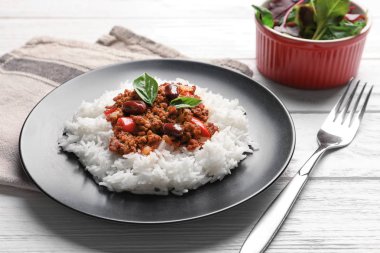 Chili con carne ahşap masa üzerinde pilav ile servis