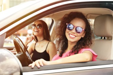 Güzel genç kadın arabada