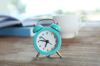Ahşap pencere pervazına çalar saat
