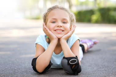 Sevimli küçük roller skater 