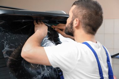 Alt araba penceresi dükkanda renklendirme