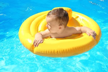 Şirin küçük çocuk.