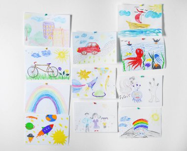 Beyaz arka plan üzerinde renkli çocuk çizimleri