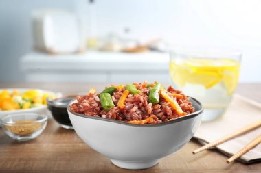 Tablo üzerinde kahverengi pirinç çanağı