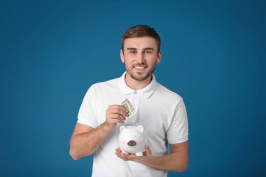 Kumbaralı genç adam.