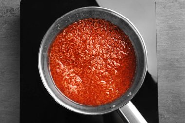 Kahverengi pirinç ocakta tencere