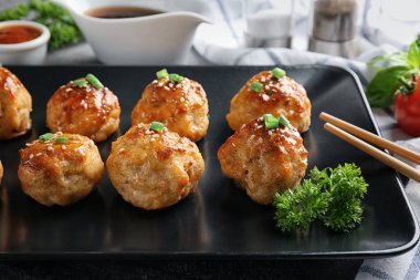 Soslu lezzetli köfte 
