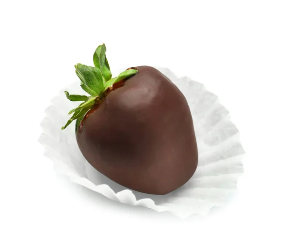 Coklat lezat dicelupkan stroberi pada latar belakang putih — Stok Foto