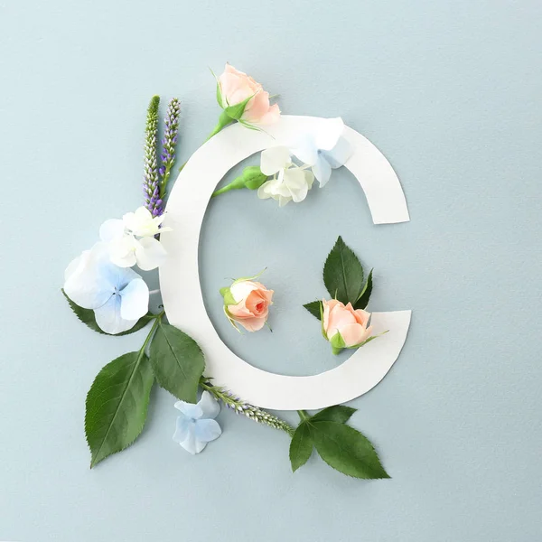 Komposition mit Buchstabe c und schönen Blumen — Stockfoto