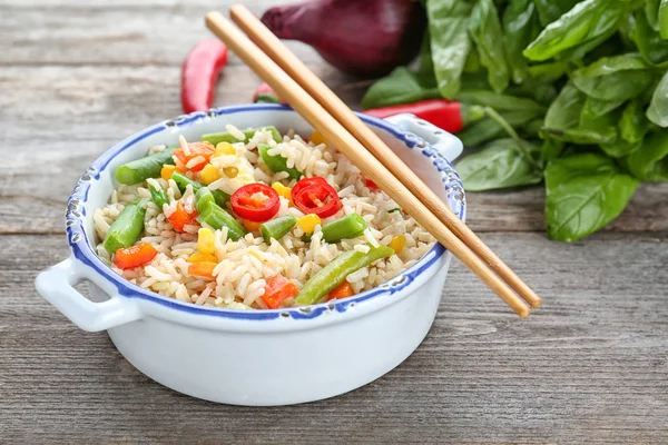 Запеканка с бурым рисом и овощами — стоковое фото