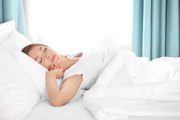 Junge Frau schläft zu Hause im Bett — Stockfoto