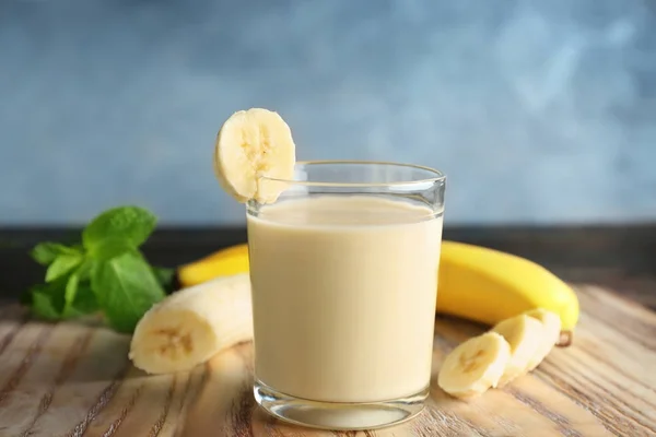 Välsmakande banan smoothie — Stockfoto