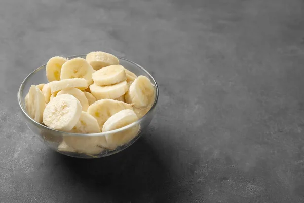 Skål med smaskiga skivade bananer — Stockfoto