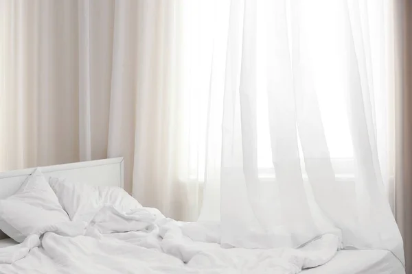 Acogedora cama cerca de ventana — Foto de Stock
