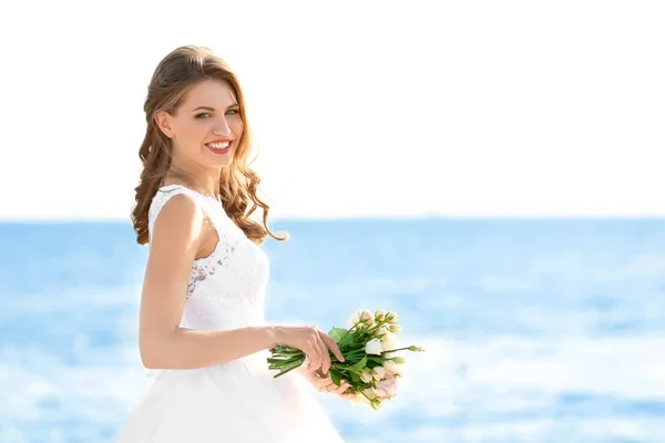 Feliz joven novia en la playa del mar — Foto de Stock