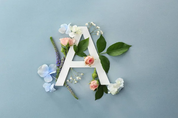 Kompozycja z litery A i piękne kwiaty — Zdjęcie stockowe