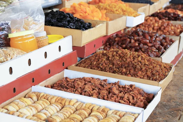 Diferentes deliciosas frutas secas no mercado — Fotografia de Stock