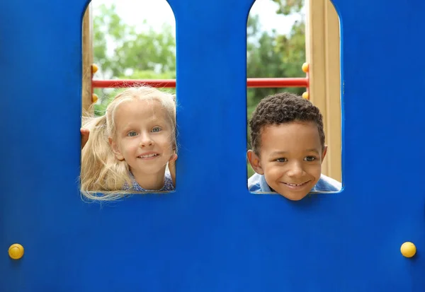 Lindos niños en el patio — Foto de Stock