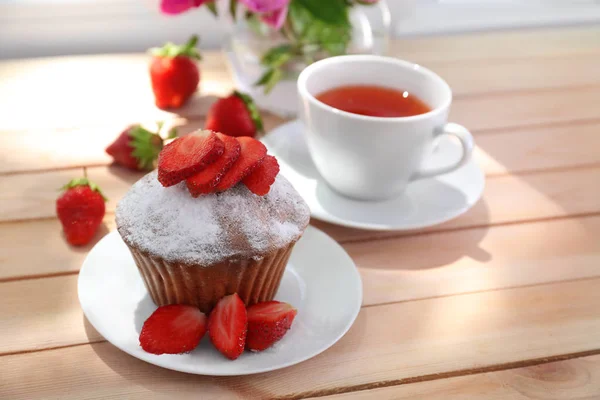 Delicious muffin and cup of tea — Stock Photo, Image