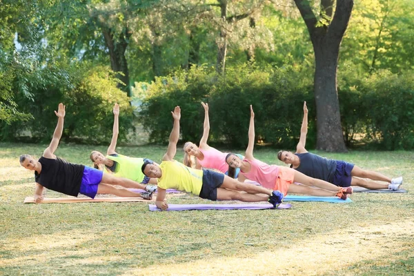 Grupo de jóvenes haciendo ejercicio al aire libre — Foto de Stock